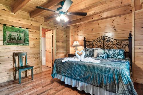 Кровать или кровати в номере Lux Spa Cabin, Sauna, HotTub, Indoor Pool, Mins to PF