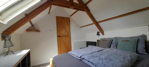 En eller flere senge i et værelse på Huisje Beukers