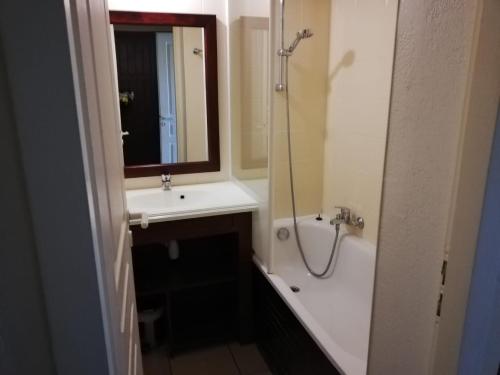 une salle de bain avec un lavabo, une douche et une baignoire dans l'établissement Appart-dans Résidence de vacances au coeur du Golf-Le domaine de Gascogne, à Biscarrosse