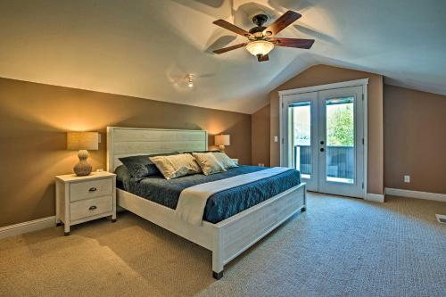 Llit o llits en una habitació de Lakefront Resort Townhome with Gas Grill and Kayaks!