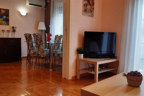 Georgia's Cozy Apartment in Koukaki