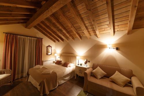 Postel nebo postele na pokoji v ubytování Casa Rural La Galana