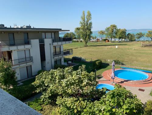 - une vue aérienne sur un bâtiment et une piscine dans l'établissement Lakeview apartment with big terrace, à Zamárdi