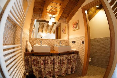 TrabazosにあるCasa Rural La Galanaのバスルーム(洗面台2台、鏡付)