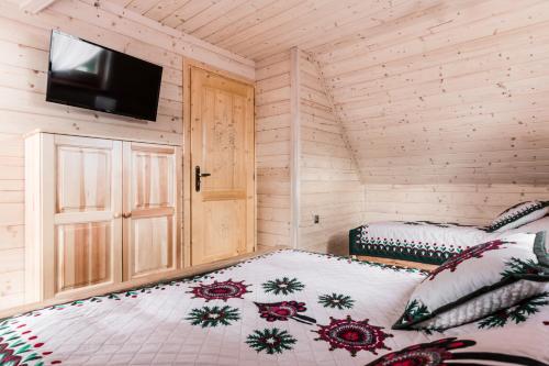 Un pat sau paturi într-o cameră la Eco Domki Podhalanka