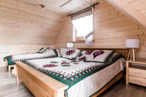 Een bed of bedden in een kamer bij Eco Domki Podhalanka