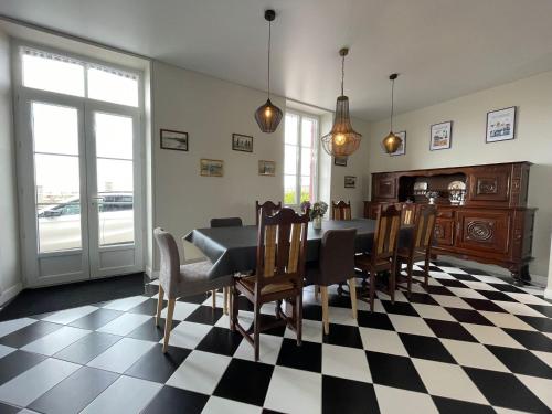 Ruang duduk di Maison familiale vue sur la mer à Assérac