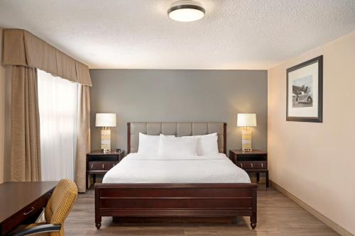 Un pat sau paturi într-o cameră la Days Inn by Wyndham Fredericton