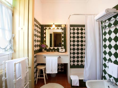 a bathroom with a sink and a mirror at Quinta do Casal de S. Miguel de Soutelo in Vila Verde