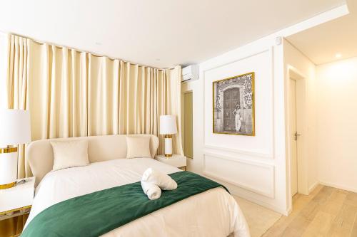 una camera da letto con un letto e un asciugamano sopra di OportoLuxApartments a Porto