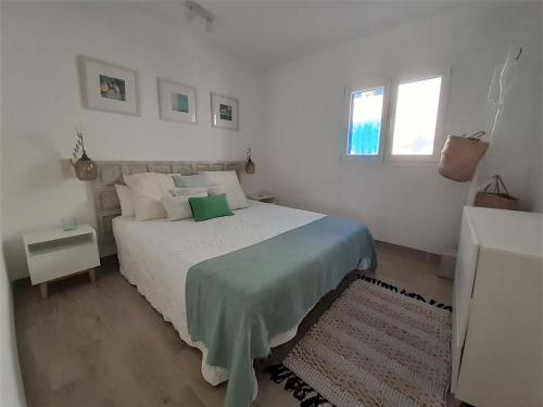 A bed or beds in a room at Precioso Apartamento a 20 metros del mar