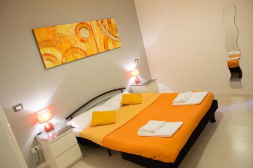 1 dormitorio con 1 cama con 2 toallas en Piumith Guest House, en Roma