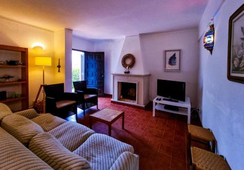 ein Wohnzimmer mit einem Sofa und einem Kamin in der Unterkunft FLH Monte Gordo Family Flat with Terrace in Monte Gordo