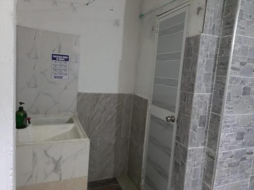 y baño con ducha y lavamanos. en Casa Villa Toledo, en Santa Marta