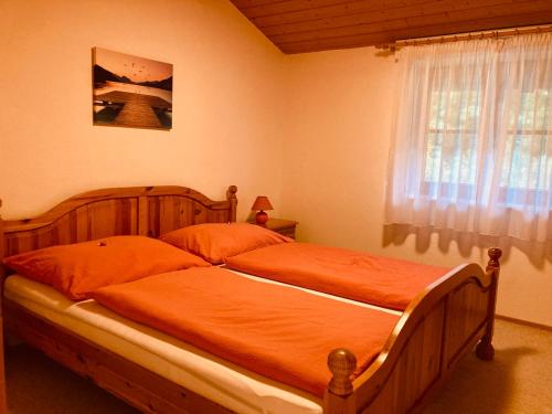 2 łóżka pojedyncze w sypialni z oknem w obiekcie Haus Helga w mieście Hof bei Salzburg