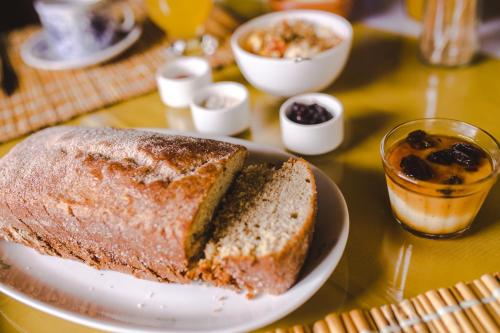 ein Stück Brot auf einem Teller auf einem Tisch in der Unterkunft Pousada Canto Verde in Serra do Cipo