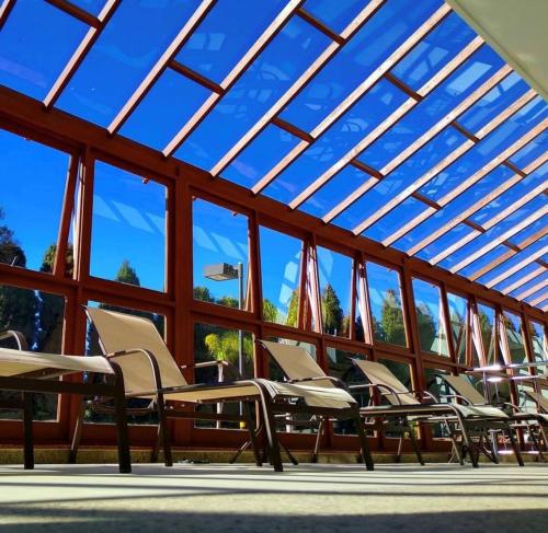 a row of chairs in a building with windows at Cond Vista Azul in Pedra Azul