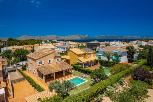 una vista aérea de una casa con piscina en Villa Joana Barcares for 10 with swimming pool, en Alcudia