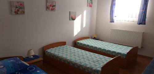 Vuode tai vuoteita majoituspaikassa Apartamenty u Ani