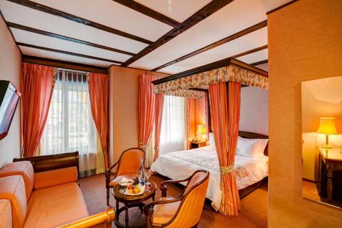 a hotel room with a bed and a couch at Hotel Regina in Wengen
