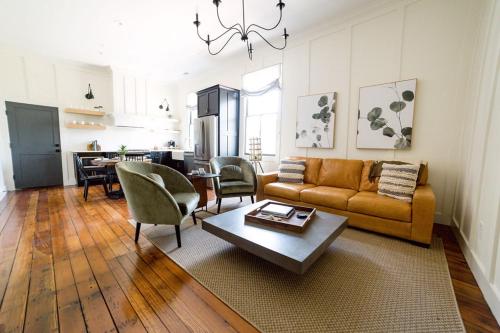 a living room with a couch and a table at Guesthouse Charleston EAST 46 G in Charleston