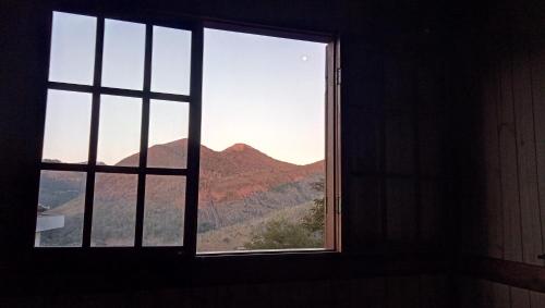 an open window with a view of a mountain at Itaipava, Cabana No Alto do Vale in Itaipava
