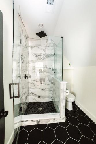 a bathroom with a glass shower with a toilet at Guesthouse Charleston EAST 46 H in Charleston
