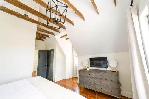 a bedroom with a bed and a tv on a dresser at Guesthouse Charleston EAST 46 H in Charleston