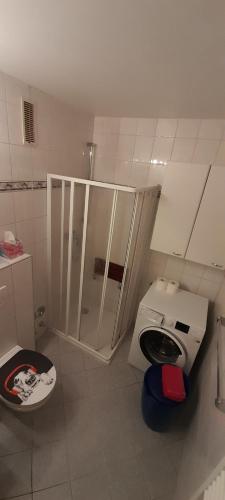 ein Bad mit WC und Dusche in der Unterkunft Ferienwohnung Kück-Theodor-Hein-Str. in Goslar