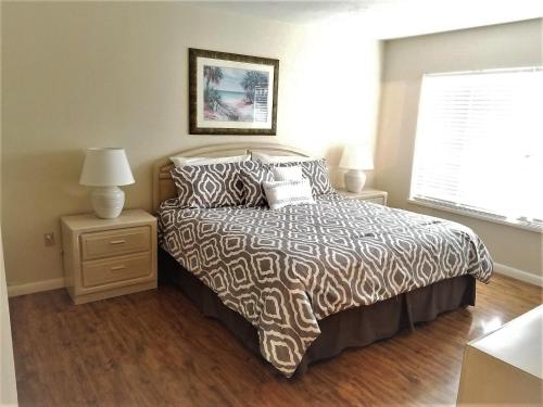 En eller flere senge i et værelse på Santa Maria 2 Bedroom Gulf Front Condo Fort Myers Beach