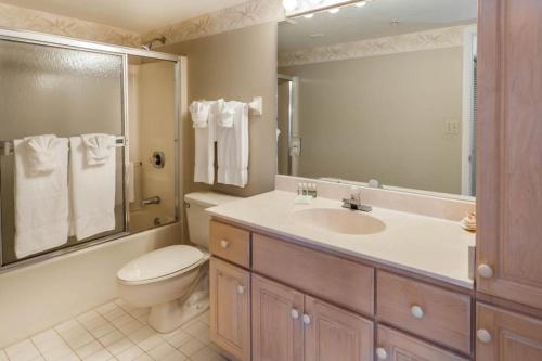 Et badeværelse på Santa Maria 2 Bedroom Gulf Front Condo Fort Myers Beach