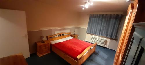 ein Schlafzimmer mit einem Holzbett und einem Fenster in der Unterkunft Ferienwohnung Kück-Theodor-Hein-Str. in Goslar