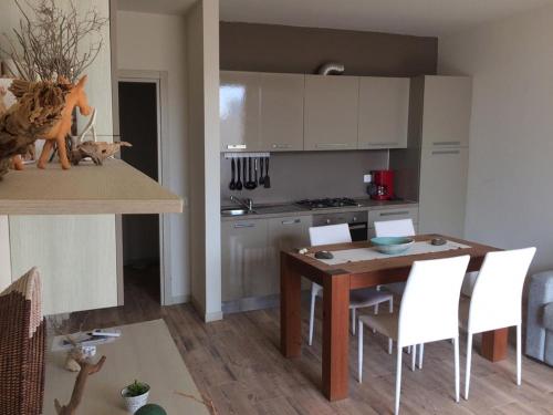 a kitchen and dining room with a table and chairs at KatlantiK Ca Madeira Deluxe in Sal Rei