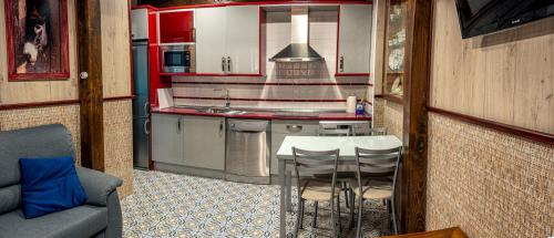 Una pequeña cocina con una mesa y un sofá. en La Casa del Burro, en La Alberca
