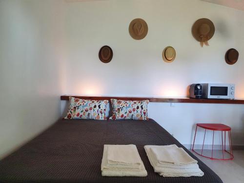 ein Schlafzimmer mit einem Bett mit zwei Handtüchern darauf in der Unterkunft Aldeia Studio Albufeira in Albufeira