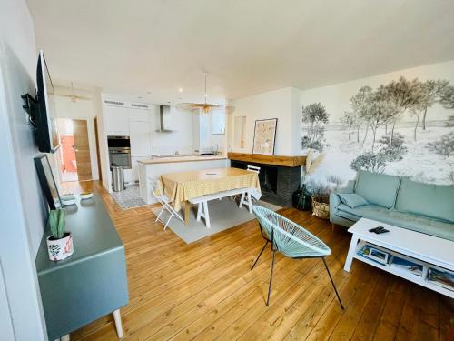 un salon avec un canapé et une table dans l'établissement Appartement avec balcon au coeur de la Baule, à La Baule