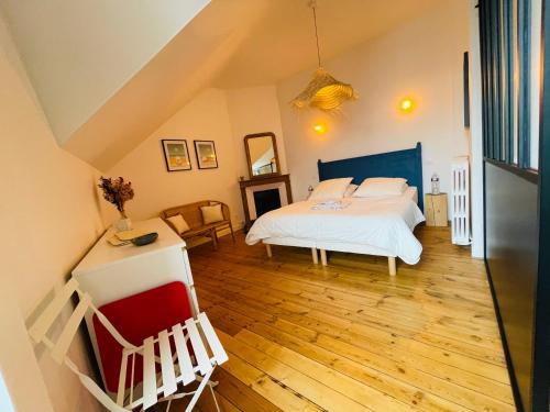 ein Schlafzimmer mit einem Bett und einem Holzboden in der Unterkunft Appartement avec balcon au coeur de la Baule in La Baule