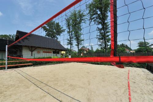 a volleyball net in front of a building at APLEND Villas Tatry Holiday in Veľký Slavkov