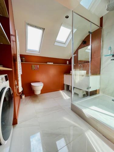 une salle de bain avec une douche en verre et des toilettes dans l'établissement Appartement avec balcon au coeur de la Baule, à La Baule