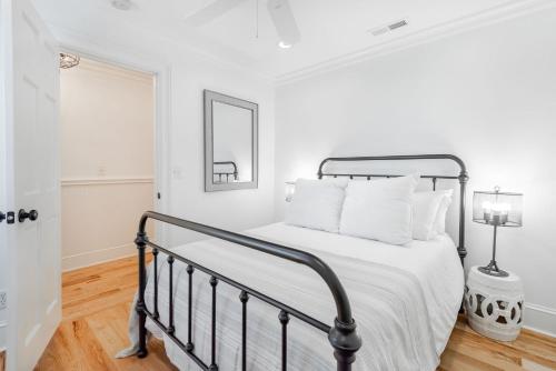 - une chambre blanche avec un lit et des oreillers blancs dans l'établissement Guesthouse Charleston SOUTH 105 B, à Charleston