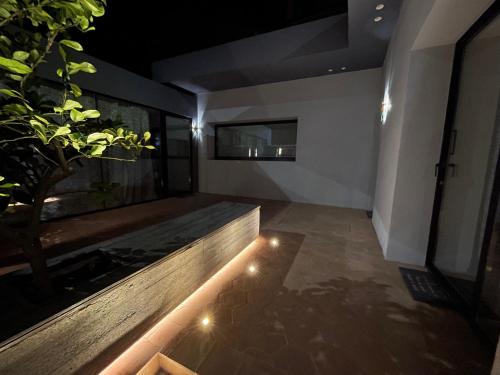 a living room with a bench and a plant at Lumia n' Ciuri in Nicolosi