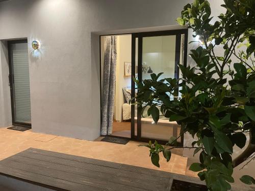 a living room with a mirror and a plant at Lumia n' Ciuri in Nicolosi