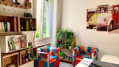 salon z dwoma krzesłami i stołem w obiekcie Casa Italia w Weronie