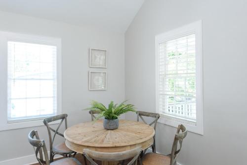 uma sala de jantar com uma mesa de madeira e cadeiras em Guesthouse Charleston WEST 64 em Charleston