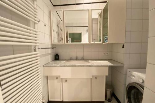 A bathroom at Highstatic - Large and Bright 2BR in the nightlife District