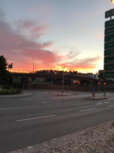 an empty road with a sunset in the background at Käpt`n Jensens Kajüte in Meißen