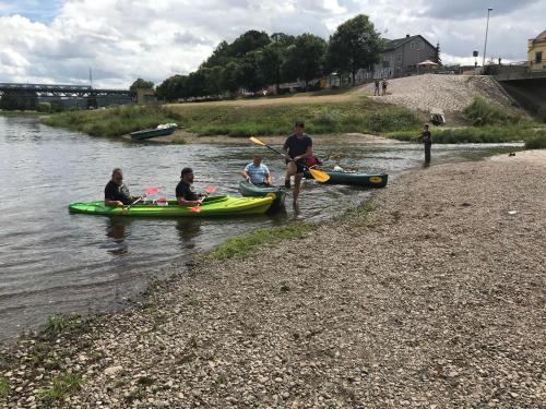 a group of people in kayaks on a river at Käpt`n Jensens Kajüte in Meißen