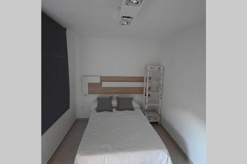 a small room with a bed and a ladder at Agradable casa para disfrutar con los tuyos in Gran Alacant