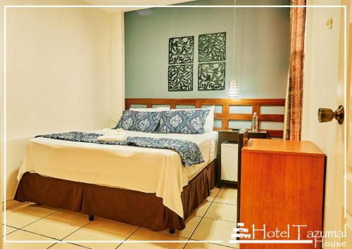聖薩爾瓦多的住宿－塔蘇馬爾酒店，一间小卧室,配有一张床和一张桌子