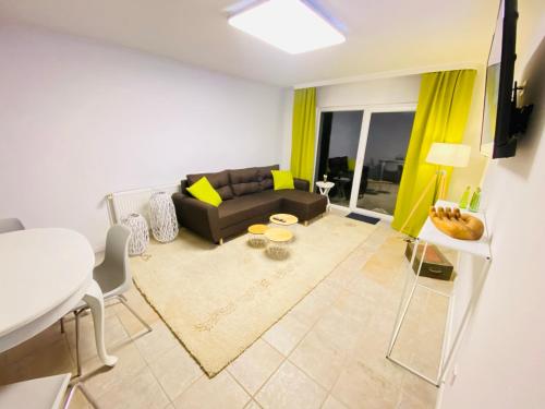 a living room with a couch and a table at Appartement Apelern (A2) - 2 Zimmer, Badewanne, Terrasse, Netflix in Apelern
